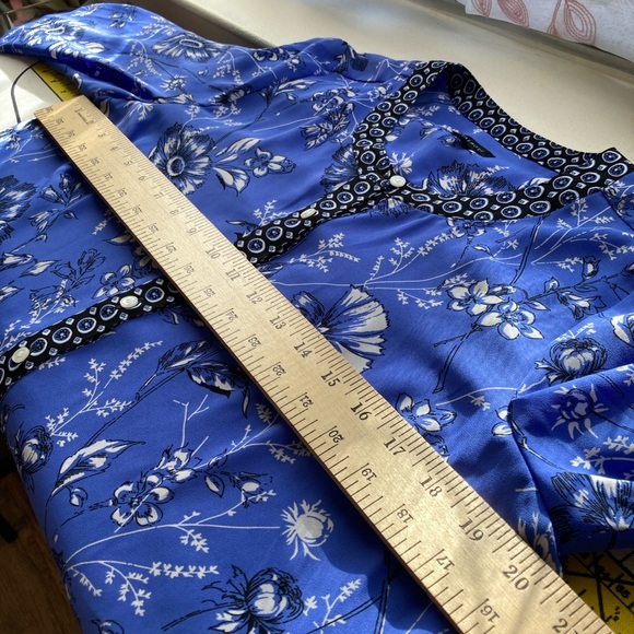 Talbots Blue Floral Blouse with Black Accents Beautiful blouse! - Picture 6 of 7